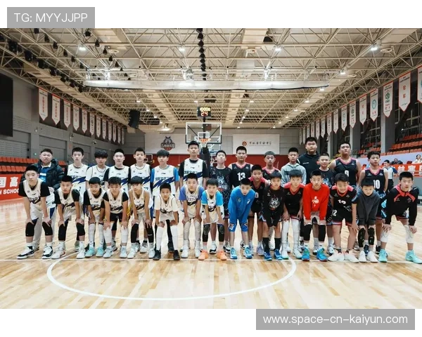 球员在比赛中展现强烈拼搏精神赢得掌声，球场上拼搏到底的精神是什么精神