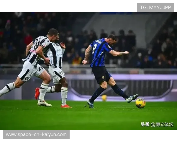 国米禁区内回做形成绝佳威胁 国米禁区内回做形成绝佳威胁